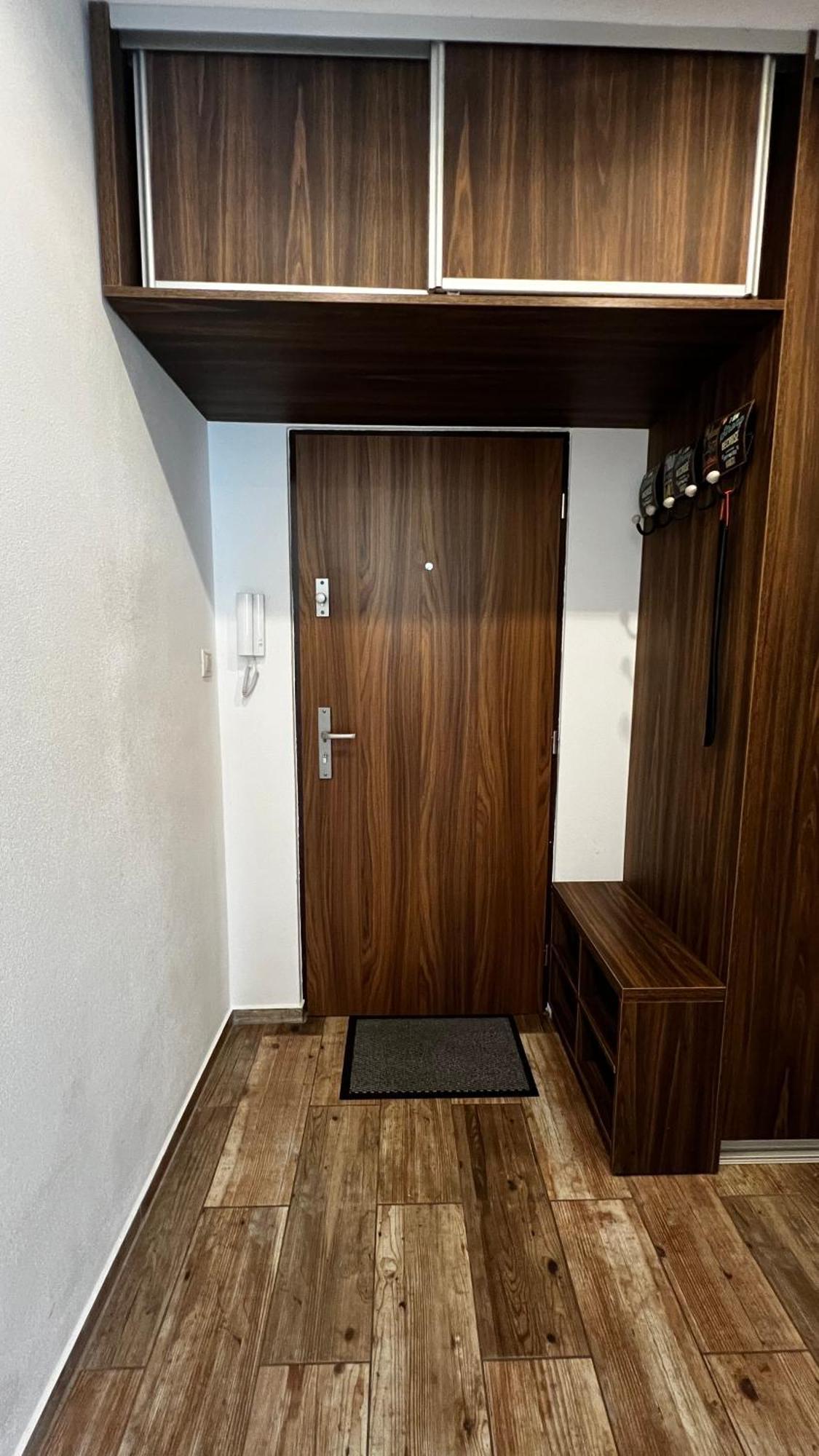 Industrial Apartment I 24Hr Self Check-In I Free Parking & Coffee Bańska Bystrzyca Zewnętrze zdjęcie